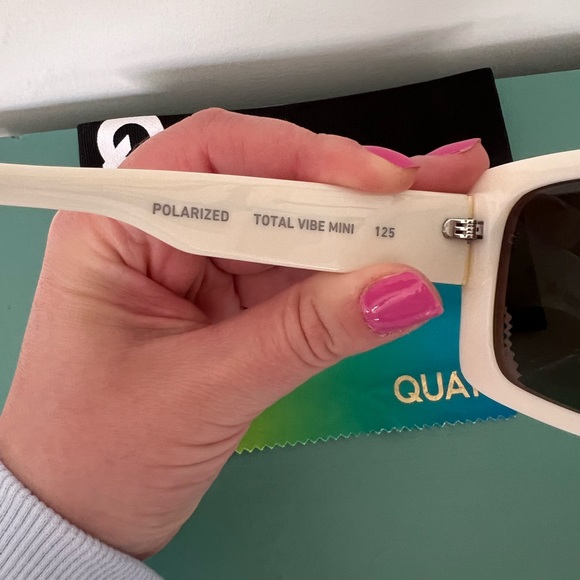 QUAY Total Vibe Mini Sunglasses - Picture 2 of 5